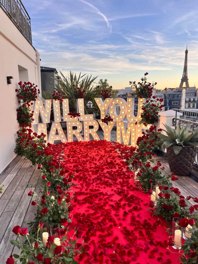 Decoration of place of marriage proposal in Paris
